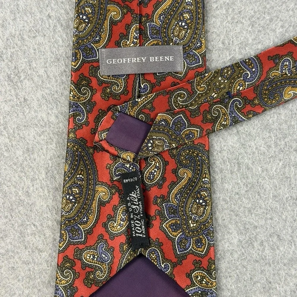 Vintage Geoffrey Beene Red Paisley 100% Silk Necktie Made in Italy 56x3.6